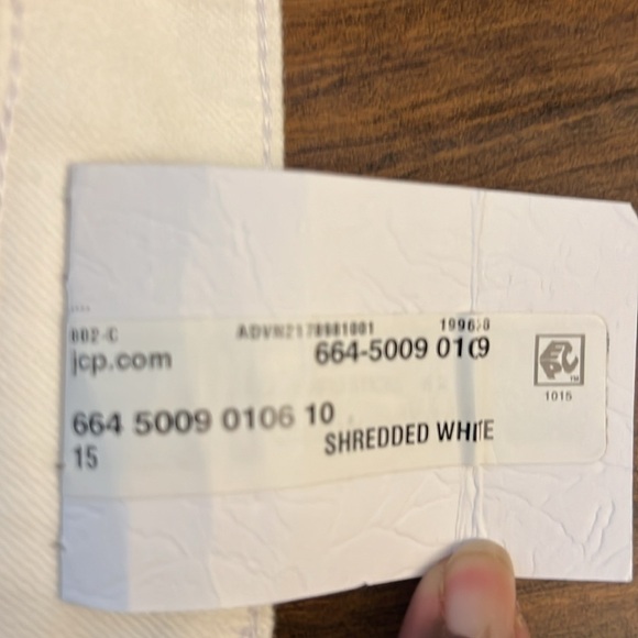 NWT Arizona Juniors Women’s Distressed Jean, Shredded White, sz 15, Crop Leg - Picture 5 of 9